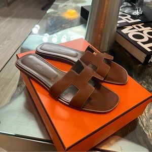 Hermes ORAN brown sandal.